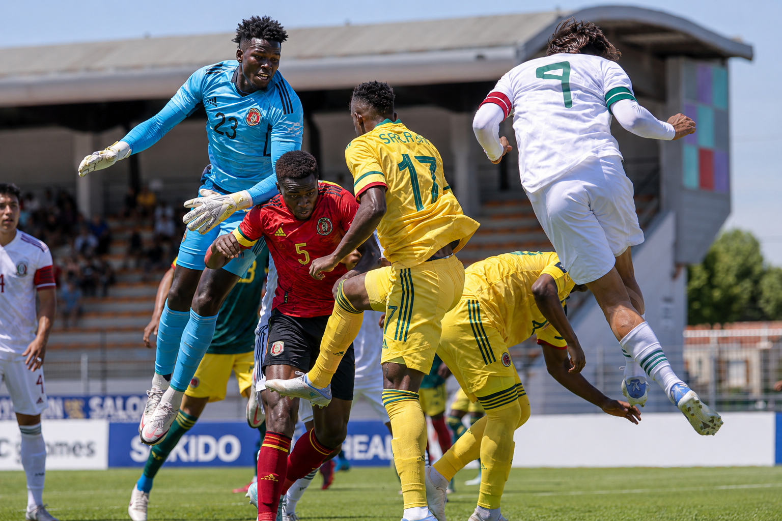 Disputa aérea dentro da área durante partida internacional
